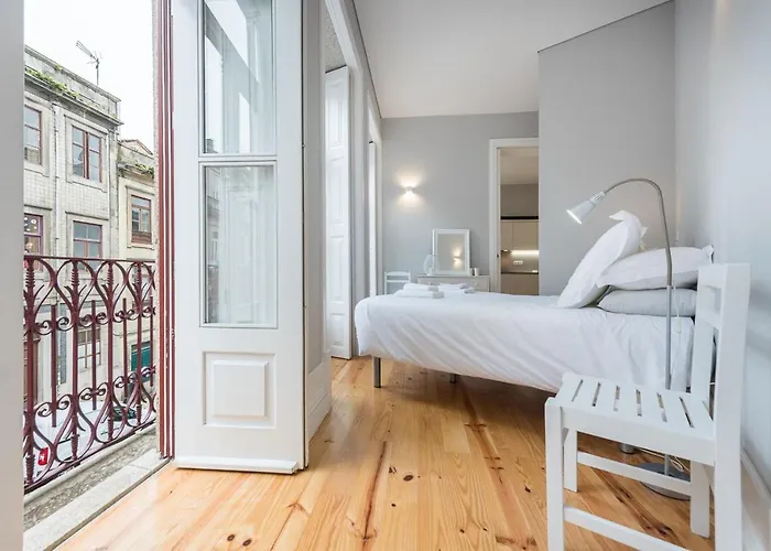 Lovelystay - Porto Windows With Ac By Central Station