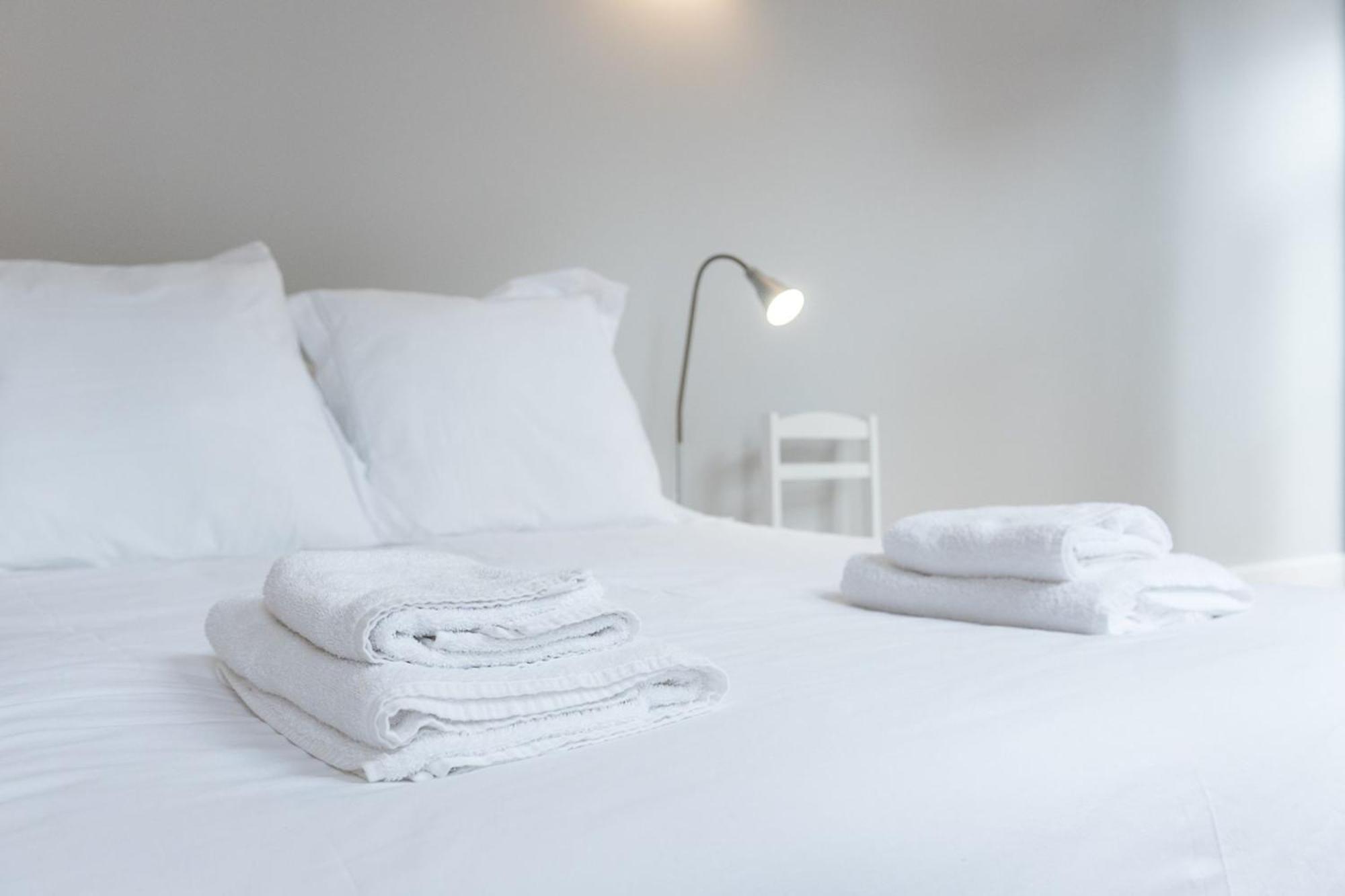 Lovelystay - Windows With Ac By Station Apartment *