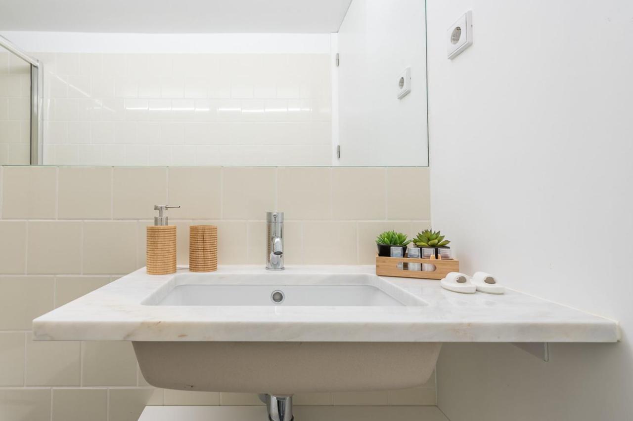 Lovelystay - Windows With Ac By Station Porto